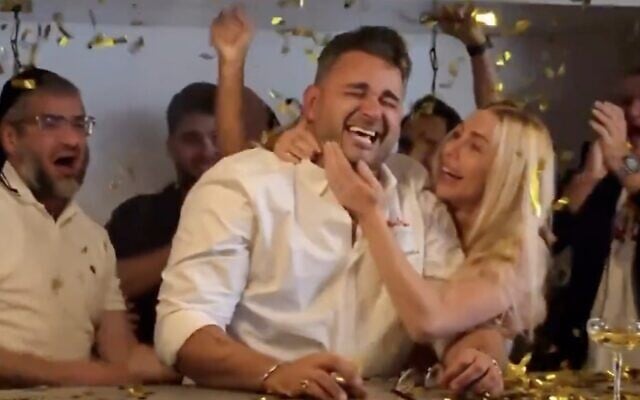 Le chef Raz Shabtai célèbre l'obtention de son étoile Michelin dans son restaurant Mutra, en Floride, le 28 mai 2026. (Crédit : X/Capture d'écran/Hen Mazzig)