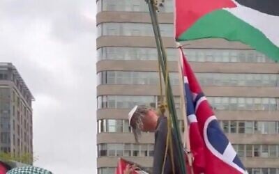 Des manifestants anti-Israël exhibant une effigie représentant ce qui semble être un Juif pendu portant une kippa, à Montréal, le 24 mai 2026. (Crédit : Capture d'écran/X ; utilisée conformément à l'article 27a de la loi sur le droit d'auteur)