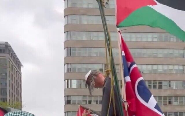 Des manifestants anti-Israël exhibant une effigie représentant ce qui semble être un Juif pendu portant une kippa, à Montréal, le 24 mai 2026. (Crédit : Capture d'écran/X ; utilisée conformément à l'article 27a de la loi sur le droit d'auteur)
