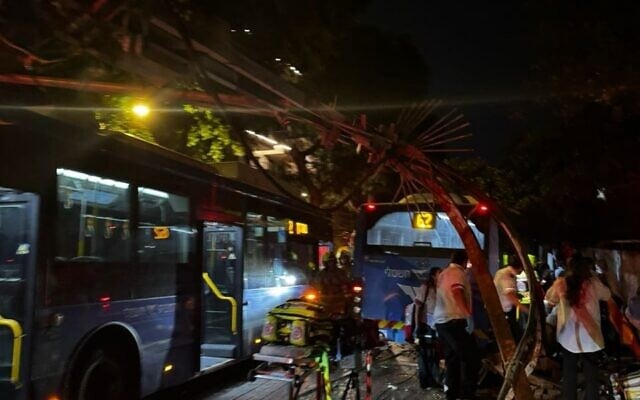 Les services d'urgence interviennent suite à un accident de bus survenu rue Dizengoff, à Tel Aviv, le 18 mai 2026. (Crédit : Magen David Adom)