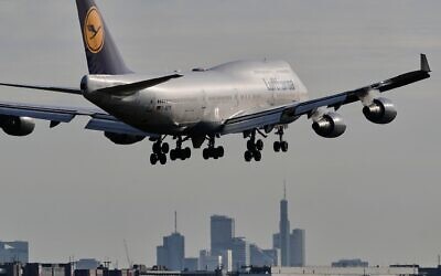 Illustration : un avion de la Lufthansa s'approche de l'aéroport de Francfort, en Allemagne, le 28 avril 2026. (Crédit : Michael Probst/AP)