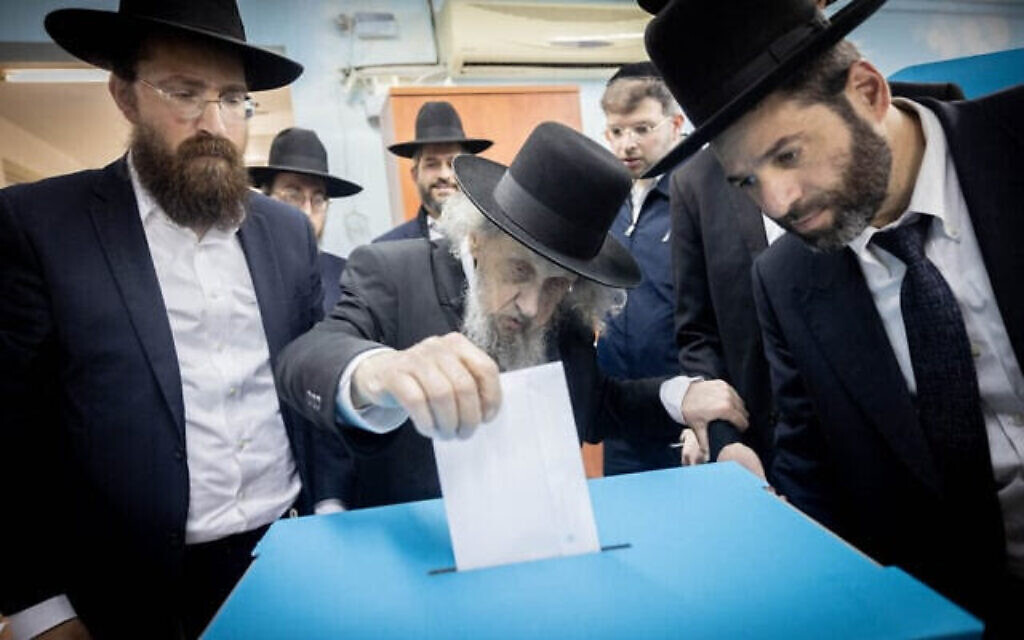 Le rabbin Dov Lando dépose son bulletin de vote dans un bureau de vote le matin des élections municipales, à Bnei Brak, le 27 février 2024. (Crédit : Chaim Goldberg/Flash90) Le rabbin Dov Lando dépose son bulletin de vote dans un bureau de vote le matin des élections municipales, à Bnei Brak, le 27 février 2024. (Crédit : Chaim Goldberg/Flash90)