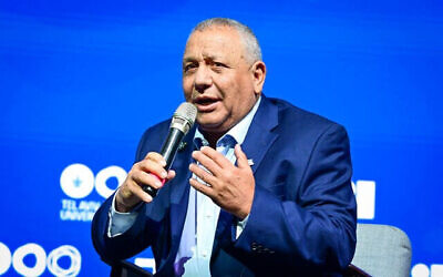 Gadi Eisenkot, chef du parti Yashar, s’exprimant lors d’une conférence, à l’université de Tel Aviv, le 12 mai 2026. (Crédit : Avshalom Sassoni/Flash90)