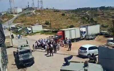 Un groupe de résidents d'implantations arrive dans le village palestinien de Jabel Jales, en Cisjordanie, le 2 mai 2026. (Crédit : Capture d'écran : X, utilisée conformément à l'article 27a de la loi sur le droit d'auteur)