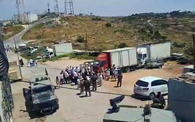 Un groupe de résidents d'implantations arrive dans le village palestinien de Jabel Jales, en Cisjordanie, le 2 mai 2026. (Crédit : Capture d'écran : X, utilisée conformément à l'article 27a de la loi sur le droit d'auteur)