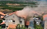 Illustration : De la fumée s'élève d'un toit dans la ville frontalière de Metula, après qu'un drone du Hezbollah s'est abattu sur une maison, le 25 mai 2026. (Crédit : Capture d'écran via « Top Line Media »)
