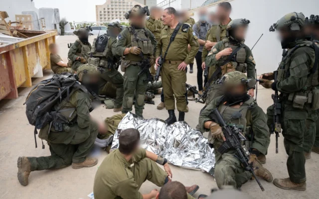 Le chef d'état-major de l'armée israélienne, le lieutenant-général  Eyal Zamir, aux côtés de soldats de l'unité Shaldag de l'armée de l'air lors d'un exercice à la frontière jordanienne, le 15 mai 2026. (Crédit : Armée  israélienne)