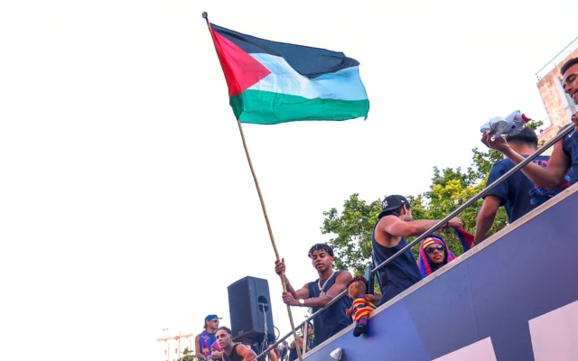 Le joueur du FC Barcelone Lamine Yamal brandissant un drapeau palestinien alors qu’il célèbre avec son équipe à bord d’un bus après avoir remporté le titre de champion d’Espagne de football à Barcelone, le 11 mai 2026. (Crédit: AP) Le joueur du FC Barcelone Lamine Yamal brandissant un drapeau palestinien alors qu’il célèbre avec son équipe à bord d’un bus après avoir remporté le titre de champion d’Espagne de football à Barcelone, le 11 mai 2026. (Crédit: AP)