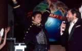 Walter Yetnikoff, président de CBS Records (à droite), et Michael Jackson lors de la soirée du Livre Guinness des records en l'honneur de Michael Jackson et de son album solo, le plus vendu de toute l'histoire, au Museum of Natural History, le 8 février 1984. (Crédit : Sonia Moskowitz/Getty Images, via JTA)