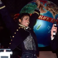 Walter Yetnikoff, président de CBS Records (à droite), et Michael Jackson lors de la soirée du Livre Guinness des records en l'honneur de Michael Jackson et de son album solo, le plus vendu de toute l'histoire, au Museum of Natural History, le 8 février 1984. (Crédit : Sonia Moskowitz/Getty Images, via JTA)
