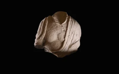 Un fragment de figurine romaine vieille de 1700 ans trouvé par Dor Wolynitz, huit ans, lors d'une randonnée dans le Neguev, ce qu'a annoncé l'Autorité israélienne des antiquités le 11 mai 2026. (Emil Aladjem/Autorité israélienne des antiquités)