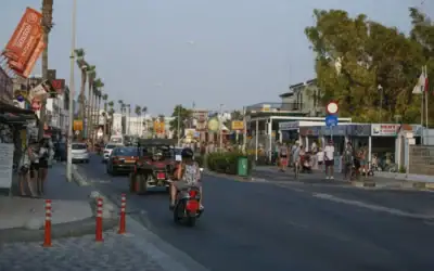 Une vue d'une rue de la station balnéaire chypriote d'Ayia Napa, le 18 juillet 2019. (Crédit: Matthieu Clavel/AFP)