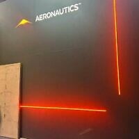 Un ouvrier installant des panneaux en bois autour des stands de l'industrie de la défense israélienne, au salon Eurosatory, à Paris, le 15 juin 2026. (Crédit : Ministère de la Défense)