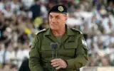 Le chef d’état-major de l’armée israélienne, le lieutenant-général Eyal Zamir, s’exprimant lors d’une cérémonie de remise des diplômes aux cadets de l’école d’officiers Bahad 1, dans le sud d’Israël, le 25 juin 2026. (Crédit : Armée israélienne)
