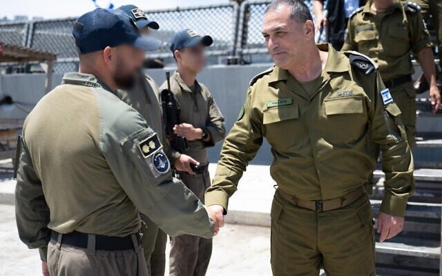 Le chef d'état-major de l'armée israélienne, le lieutenant-général Eyal Zamir, saluant un officier de la marine à la base navale de Haïfa, le 3 juin 2026. (Crédit : Armée israélienne)