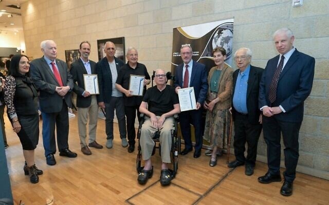 Le journaliste du Times of Israel, Zev Stub (3ᵉ à partir de la gauche), figurait parmi les lauréats du prix B'nei B'rith récompensant l'excellence dans le reportage sur la Diaspora, le 18 juin 2026. (Crédit : Bruno Charbit)