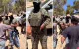Lors d’un affrontement, un habitant des implantations armé, accompagné de soldats de Tsahal déclare à des Palestiniens et à des activistes israéliens des droits humains que seuls les Juifs peuvent rester sur des terres palestiniennes privées situées dans la zone B de la Cisjordanie, à la périphérie de la ville palestinienne de Tarqumiyah, le 5 juin 2026 (Crédit : Montage/Captures d’écran/Autorisation)
