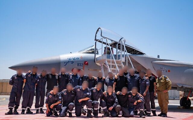 Des techniciens ultra-orthodoxes de l'armée de l'air israélienne posant devant un avion de chasse F-15, à la base aérienne de Tel Nof, sur une photo publiée le 11 juin 2026. (Crédit : Armée israélienne)