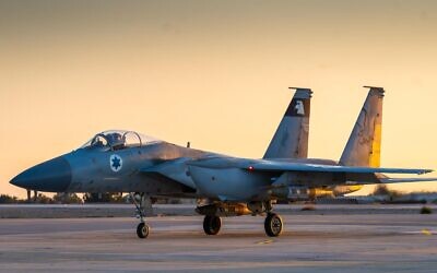Un avion de chasse F-15 de l'armée de l'air israélienne décolle d'une base aérienne en Israël pour mener des frappes en Iran, sur une photo publiée le 2 mars 2026. (Crédit : Armée israélienne)