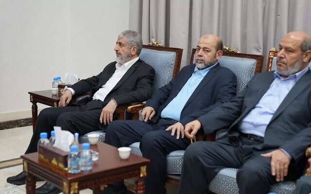 Les hauts responsables du Hamas Khaled Meshaal (à gauche), Musa Abu Marzouk (au centre) et Khalil al-Hayya assistant à une réunion entre le ministre iranien des Affaires étrangères et le chef du bureau politique du Hamas, à Doha, au Qatar, le 31 octobre 2023. (Crédit : © Ministère iranien des Affaires étrangères via ZUMA Press Wire)