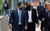 Lorenzo Nourafchan (à gauche) et Nicolo Nourafchan arrivant au tribunal fédéral, où ils doivent répondre d'accusations de participation à un réseau de délit d'initié dans le cadre duquel des avocats de grands cabinets ont transmis des informations privilégiées sur des opérations de fusion à un réseau de personnes, à Boston, dans le Massachusetts, le 1ᵉʳ juin 2026 (Crédit : CJ Gunther/Reuters)