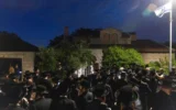Des hommes ultra-orthodoxes manifestent contre l'incarcération d'étudiants de yeshiva qui n'ont pas respecté un ordre de recrutement de l'armée, au domicile du juge de la Cour suprême Noam Sohlberg dans l'implantation d'Alon Shvut, le 3 juin 2026. (Chaim Goldberg/Flash90)