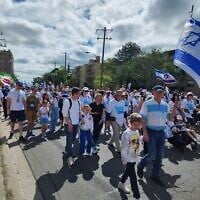 Des participants à la marche « Walk with Israel » à Toronto, le 7 juin 2026. (Crédit : Sharon Aschaiek)