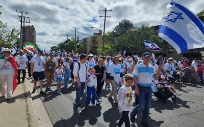 Des participants à la marche « Walk with Israel » à Toronto, le 7 juin 2026. (Crédit : Sharon Aschaiek)