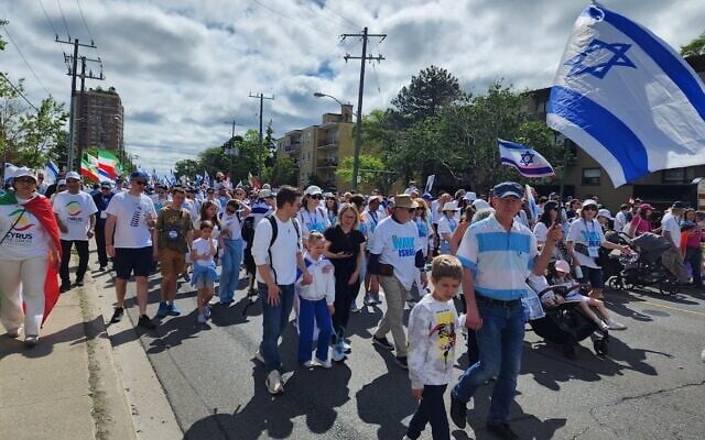 Des participants à la marche « Walk with Israel » à Toronto, le 7 juin 2026. (Crédit : Sharon Aschaiek)