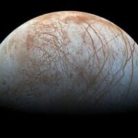Europa, une lune glacée de Jupiter, dont l'océan souterrain pourrait abriter une forme de vie extraterrestre. (Crédit : NASA, du JPL-Caltech et du SETI Institute)