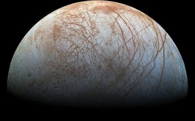 Europa, une lune glacée de Jupiter, dont l'océan souterrain pourrait abriter une forme de vie extraterrestre. (Crédit : NASA, du JPL-Caltech et du SETI Institute)