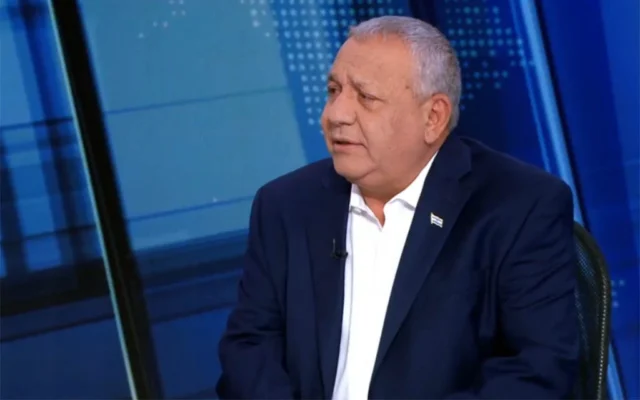 Le chef du parti Yashar, Gadi Eisenkot, s’exprime sur N12, le 6 juin 2026. (Capture d’écran)