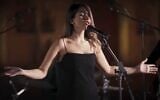La chanteuse iranienne Parastoo Ahmadi lors d'un concert en ligne, qui lui a valu, ainsi qu'à un groupe de sept autres artistes, 74 coups de fouet infligés par le régime islamique, le 19 juin 2026. (Capture d'écran : Parastoo Ahmadi via YouTube)