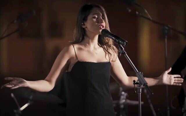La chanteuse iranienne Parastoo Ahmadi lors d'un concert en ligne, qui lui a valu, ainsi qu'à un groupe de sept autres artistes, 74 coups de fouet infligés par le régime islamique, le 19 juin 2026. (Capture d'écran : Parastoo Ahmadi via YouTube)