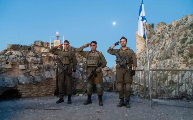 Le nouveau commandant de la brigade Golani, le colonel Ayub Kayuf (à gauche), le commandant de la 36ᵉ division, le général de brigade Yiftah Norkin (au centre), et le commandant sortant de la brigade Golani, le colonel Adi Gonen, lors d’une cérémonie de passation de pouvoir, au château de Beaufort, dans le sud du Liban, le 3 juin 2026. (Crédit : Armée israélienne)
