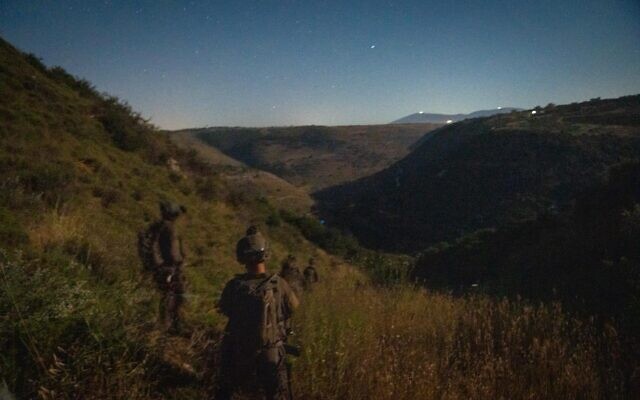 Des soldats de l'armée israélienne en opération près du cours d'eau du Wadi Saluki, dans le sud du Liban, sur une photo publiée le 11 juin 2026. (Crédit : Armée israélienne) Des soldats de l'armée israélienne en opération près du cours d'eau du Wadi Saluki, dans le sud du Liban, sur une photo publiée le 11 juin 2026. (Crédit : Armée israélienne)