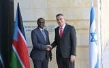 Le ministre des Affaires étrangères Gideon Saar (à droite) recevant son homologue sud-soudanais, James Pitia Morgan, à Jérusalem, le 28 juin 2026. (Crédit : Shlomi Amselam/Bureau de la presse gouvernementale)