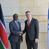 Le ministre des Affaires étrangères Gideon Saar (à droite) recevant son homologue sud-soudanais, James Pitia Morgan, à Jérusalem, le 28 juin 2026. (Crédit : Shlomi Amselam/Bureau de la presse gouvernementale)
