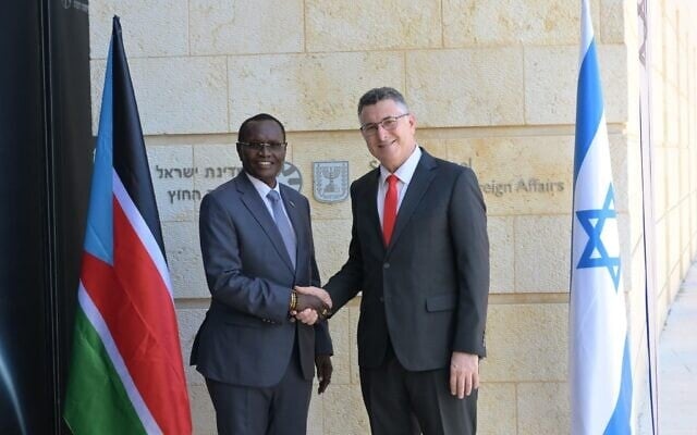 Le ministre des Affaires étrangères Gideon Saar (à droite) recevant son homologue sud-soudanais, James Pitia Morgan, à Jérusalem, le 28 juin 2026. (Crédit : Shlomi Amselam/Bureau de la presse gouvernementale)