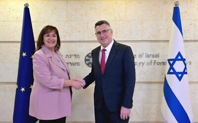 Le ministre des Affaires étrangères Gideon Saar, à droite, et la commissaire européenne chargée de la Méditerranée, Dubravka Suica, se sont rencontrés au ministère des Affaires étrangères à Jérusalem le 22 juin 2026. (Crédit : Shlomi Amsalem/Service de presse du gouvernement)