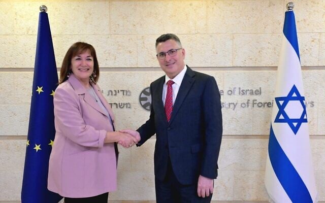 Le ministre des Affaires étrangères Gideon Saar, à droite, et la commissaire européenne chargée de la Méditerranée, Dubravka Suica, se sont rencontrés au ministère des Affaires étrangères à Jérusalem le 22 juin 2026. (Crédit : Shlomi Amsalem/Service de presse du gouvernement)