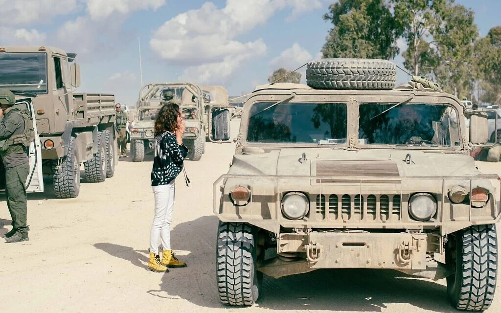 La survivante de Nova, Rita Yedid, remercie les soldats de leur aide suite au 7 octobre 2023 (Autorisation) La survivante de Nova, Rita Yedid, remercie les soldats de leur aide suite au 7 octobre 2023 (Autorisation)
