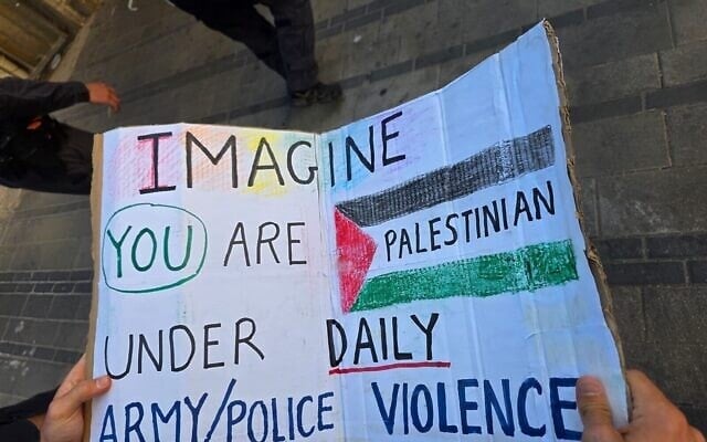 Une pancarte saisie par la police israélienne après l’arrestation d’un manifestant, le 6 juin 2026. (Crédit : Porte-parole de la police israélienne)