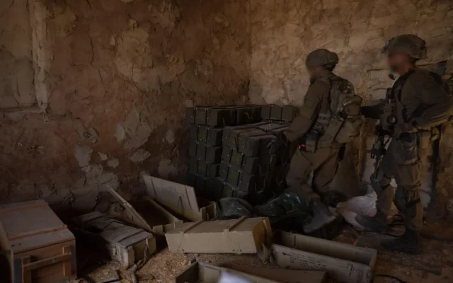 Des soldats de la brigade Givati de l'armée israélienne s'emparent d'armes du Hezbollah dans le sud du Liban, sur une photo diffusée le 2 juin 2026. (Crédit: Tsahal)