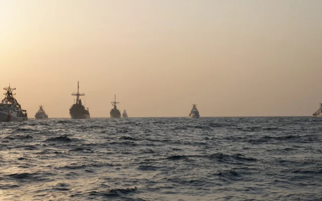 Photo d'illustration : des patrouilleurs à intervention rapide de classe Sentinel de la Garde côtière américaine et deux navires de lutte contre les mines (MCM) de classe Avenger dans le golfe d'Oman, le 3 novembre 2023 (Autorisation : Marine américaine)