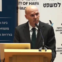 Le procureur d’État Amit Aisman s’exprime lors d’une conférence juridique à l’université de Haïfa, le 25 juin 2026. (Crédit : Capture d’écran/YouTube)