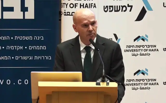 Le procureur d’État Amit Aisman s’exprime lors d’une conférence juridique à l’université de Haïfa, le 25 juin 2026. (Crédit : Capture d’écran/YouTube) Le procureur d’État Amit Aisman s’exprime lors d’une conférence juridique à l’université de Haïfa, le 25 juin 2026. (Crédit : Capture d’écran/YouTube)