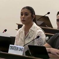 Ilana Gritzewsky, ancienne otage du Hamass, prenant la parole lors d'une séance du Haut-Commissariat des Nations unies aux droits de l'Homme (HCDH), à Genève, le 23 juin 2026. (Crédit : Capture d'écran)