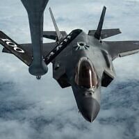 Illustration : Un F-35 Lightning II de l’armée de l’air américaine, affecté à la 48ᵉ escadre de chasse, s’approchant d’un KC-135 Stratotanker lors d’une mission de ravitaillement au-dessus de la Suède, le 10 juin 2026. (Crédit : Armée de l’air américaine)