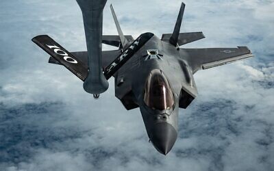 Illustration : Un F-35 Lightning II de l’armée de l’air américaine, affecté à la 48ᵉ escadre de chasse, s’approchant d’un KC-135 Stratotanker lors d’une mission de ravitaillement au-dessus de la Suède, le 10 juin 2026. (Crédit : Armée de l’air américaine)